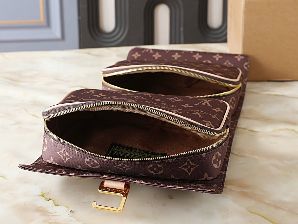 Louis Vuitton Hanging 2 Compartments Monogram Toiletry Bag — detail