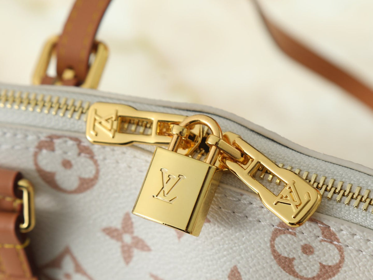 Louis Vuitton Squire Cream Monogram Handbag — detail