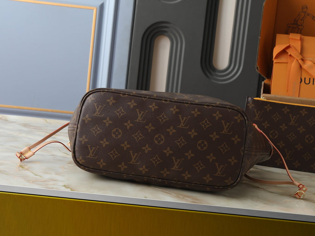 Louis Vuitton Neverfull Bandoulière Inside Out Reversible Tote — detail