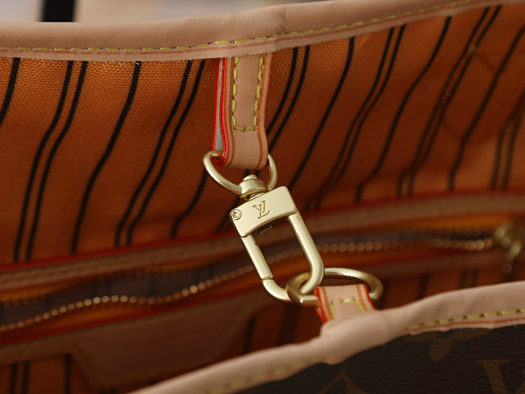 Louis Vuitton Neverfull Bandoulière Inside Out Reversible Tote — detail