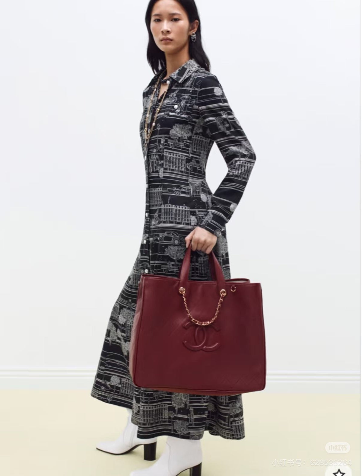 Chanel Diamond-Quilted Chain Tote — model