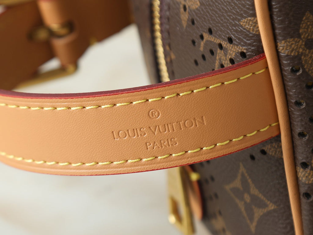Louis Vuitton Locker Dopp Kit Monogram Toiletry Bag — detail