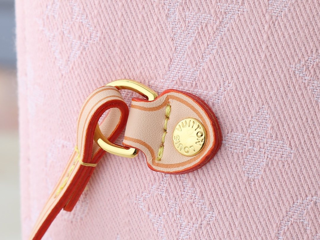 Louis Vuitton Neverfull Monogram Tote — detail