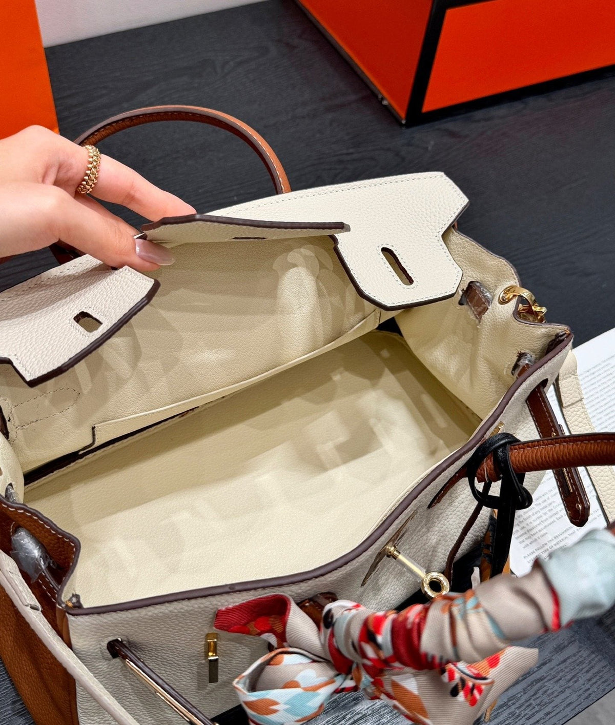 Hermès Shoulder Birkin Cream and Brown Handbag — detail