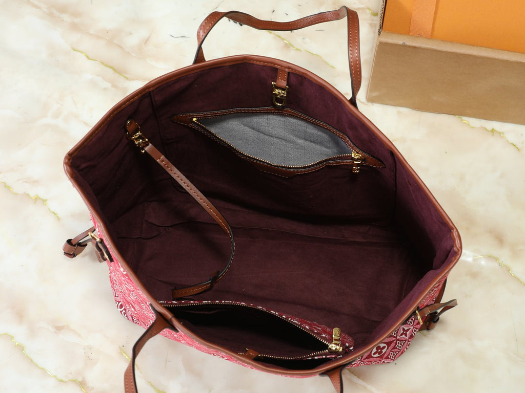 Louis Vuitton Neverfull Monogram Tote with Zip Pouch — detail