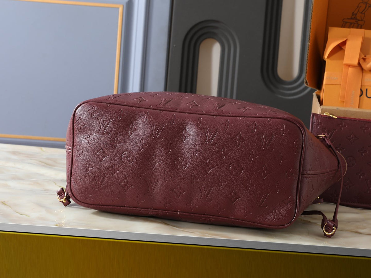 Louis Vuitton Neverfull Monogram Tote — detail