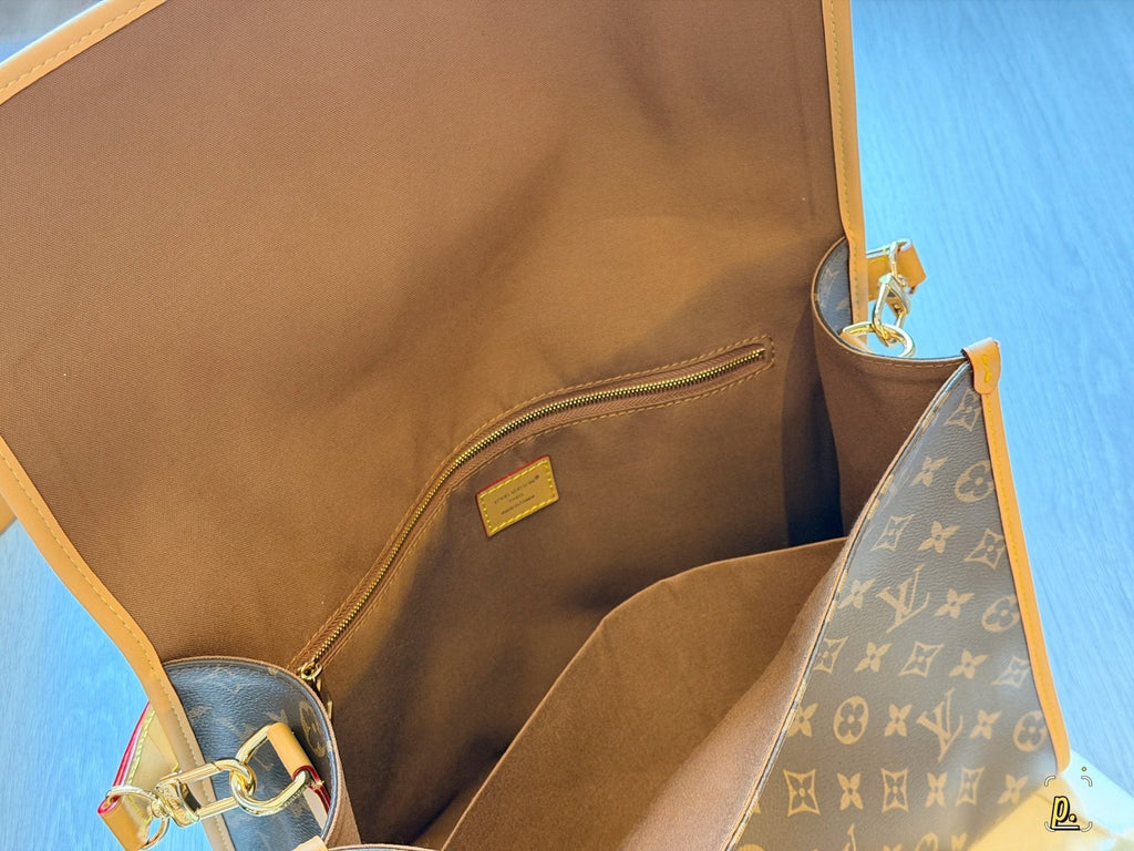 Louis Vuitton Jet Lag Monogram Messenger Bag — detail