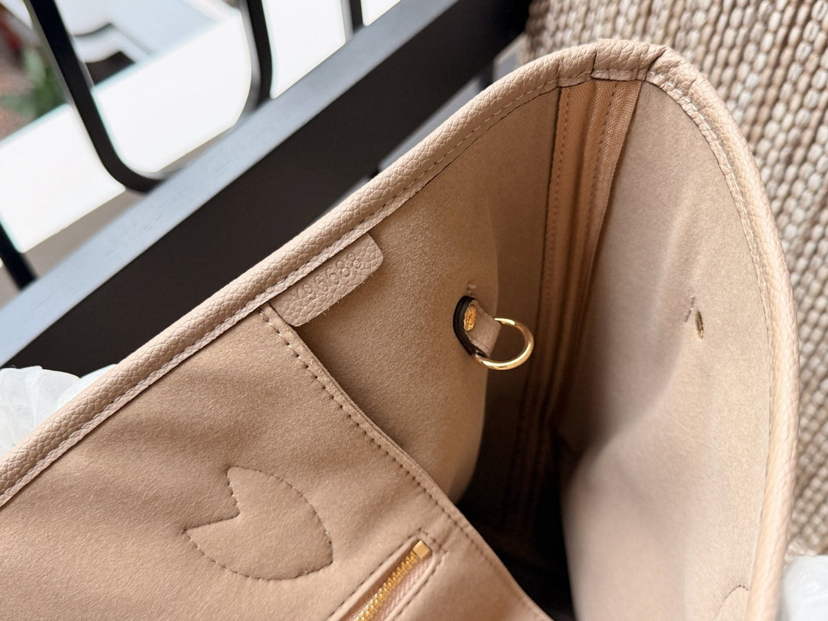 Louis Vuitton Neverfull Monogram Tote — detail