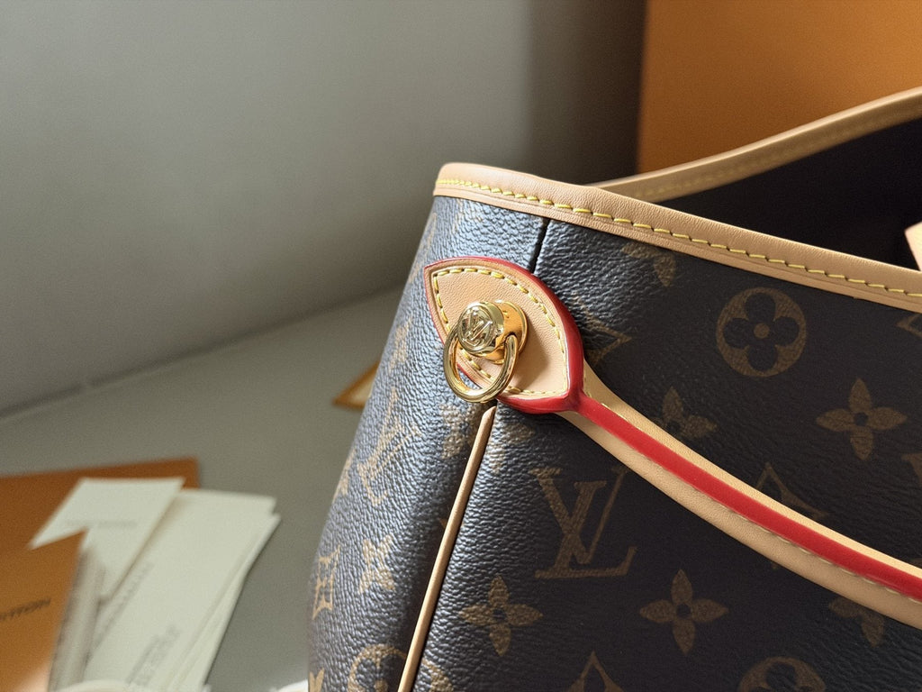 Louis Vuitton Carryall Monogram Shoulder Bag — detail