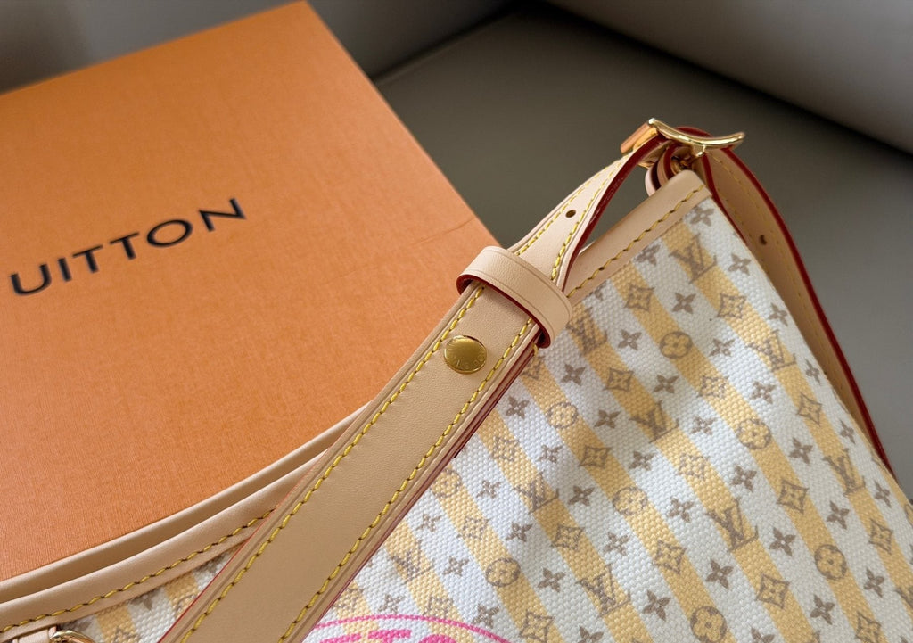 Louis Vuitton Carryall Monogram Canvas Shoulder Bag — detail