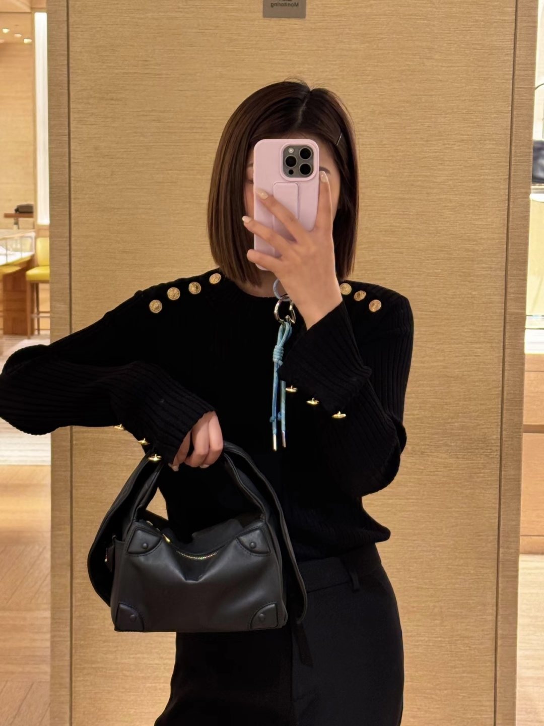 Knotted Handle Folded Handbag — model
